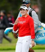 　第２日、９番で笑顔の岩井千怜。通算２アンダーで首位＝琉球ＧＣ