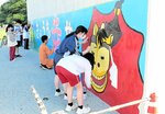 絵を仕上げていく生徒たち＝１９日、新温泉町栃谷