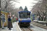 　「のと鉄道」が全線で復旧し、桜の名所で知られる能登鹿島駅に到着した七尾行きの列車。後方は穴水に向かう列車＝６日午後、石川県穴水町