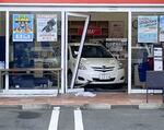 　携帯電話販売店に突っ込んだ乗用車＝１２日午後１時５１分、鹿児島市