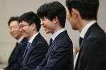 　大阪市長を表敬訪問し、笑顔を見せる藤井聡太八冠（右から２人目）＝２０日午後、大阪市役所