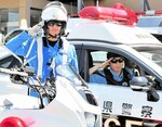 日差しが照りつける晴天となり、サングラスを着用する警察官＝２２日、鳥取市千代水３丁目の鳥取署