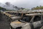 　暴動で燃やされた車両＝１５日、ニューカレドニア・ヌメア（ＡＰ＝共同）