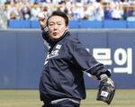 　野球の試合で始球式に臨む韓国の尹錫悦大統領＝２０２３年４月、韓国・大邱（聯合＝共同）