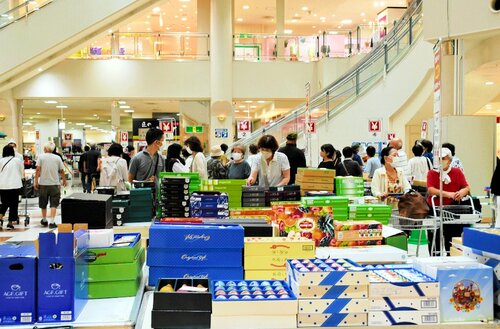 お買い得商品が所狭しと並ぶ特設売り場