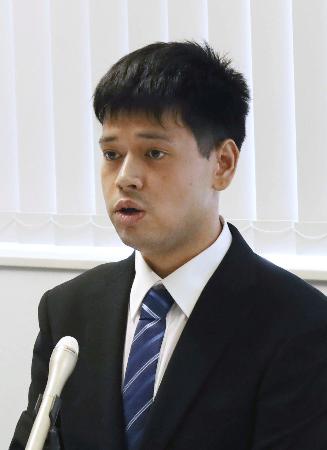 　再審請求について記者会見する「漫画村」元運営者の星野路実氏＝２０２３年９月、福岡市