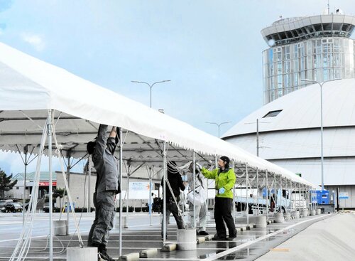 設営が進むメイン会場の境夢みなとターミナル駐車場＝６日、境港市竹内団地