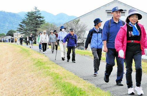 思い思いのペースでウオーキングを楽しむ参加者