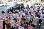 　デモ行進する在日韓国・朝鮮人と日本人の大学生ら＝２１日午後、東京都新宿区