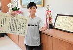 全国１位に輝き、表彰を受けた中江君＝２１日、鳥取市気高町宝木の宝木小