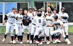 サヨナラ勝ちで６年ぶりとなる夏の甲子園出場を決め、歓喜に沸く鳥取城北ナイン＝２５日、鳥取市布勢のヤマタスポーツパーク野球場
