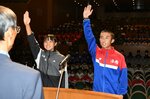 力強く選手宣誓する洛南高の八木沢選手（右）と立命館宇治の小林選手＝１２日、鳥取県倉吉市のエースパック未来中心