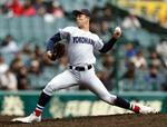 　市和歌山戦に２番手で登板した横浜・奥村頼＝甲子園