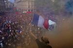　パリ中心部の広場に集まり、極右に抗議する人々＝３日（ＡＰ＝共同）