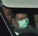 　バンコクの警察病院を出るタイのタクシン元首相（右）＝１８日（共同）