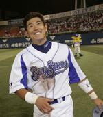 　２００４年７月の阪神戦で、試合後にファンの声援を受け、笑顔を見せる石井琢朗さん＝横浜