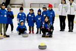 　小学生を対象としたカーリング教室で指導するロコ・ソラーレの藤沢五月（手前右）＝横浜市