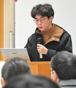 １年間の研究成果を発表する学生＝２０日、鳥取市のとりぎん文化会館