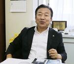 　取材に応じる北海道歌志内市の柴田一孔市長＝９月、歌志内市役所