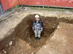 　発掘で見つかった巨大な柱を据えた可能性がある穴＝７日、兵庫県川西市の加茂遺跡