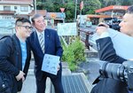 衆院補欠選挙島根１区の応援に入った石破氏（中央）＝４月２５日、島根県安来市