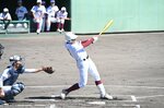 鳥取西は初回、１死一、三塁から小西の右犠飛で先制点を挙げる＝ヤマタスポーツパーク野球場