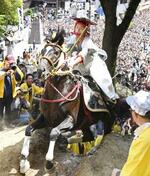 　多度大社の「上げ馬神事」で土壁を駆け上がる馬＝２０１８年５月、三重県桑名市