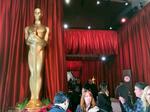 　米アカデミー賞の授賞式の会場に立つオスカー像のオブジェ＝２０２３年３月、ロサンゼルス（共同）