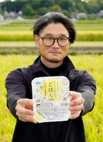 プリンセスかおりのパックご飯を手に「気軽に味わって」と話す芦沢社長