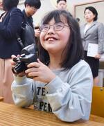 　視覚障害者向けのカメラを使う東京都立八王子盲学校の児童＝４月、東京都八王子市