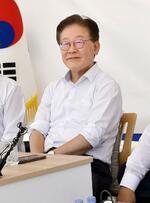 　３日、ソウルの韓国国会で取材に応じた「共に民主党」の李在明代表（共同）