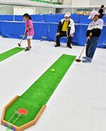 ニュースポーツを体験する子どもたち＝２１日、鳥取市布勢のヤマタスポーツパーク県民体育館