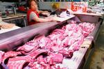 　北京市内の市場に並ぶ豚肉＝５月（共同）