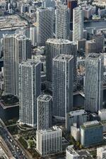 立ち並ぶ高層マンション＝２０２３年１０月１９日、東京都中央区（共同通信社ヘリから）
