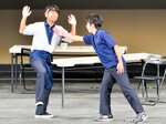 なんでやねんっ！　優勝した熊本聾学校はコントに挑戦。小気味よい掛け合いで観客の笑いを誘った＝２２日、米子コンベンションセンター