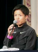 　記者会見する其田健也＝２９日、福岡市