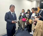 　記者団の取材に応じる自民党の茂木幹事長（左端）＝７日午後、静岡市