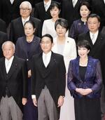 　第２次岸田再改造内閣が発足し、記念写真に納まる岸田文雄首相（前列中央）と閣僚ら＝１３日、首相官邸