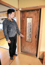 ワイルズ一さんが古材を用い、作った扉＝３月、島根県出雲市