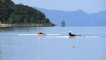 遠くに島根半島を望む自然の中で練習する選手ら