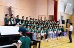 　「賢治祭」が開かれ、合唱する地元の児童生徒ら＝２１日、岩手県花巻市
