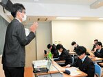 学生らに鳥取県内の投票所を巡る動きを説明する加藤教授（左）