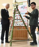  イベント期間中に飾り付けるクリスマスツリーをお披露目した小林実行委員長（右）と江崎学長＝１８日、鳥取市若葉台北１丁目の鳥取環境大 