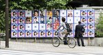 同一内容のポスターが大量に張られた東京都知事選のポスター掲示板＝６月２２日、東京・秋葉原