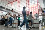 　北京首都国際空港に国際線で到着した人たち＝１日（共同）