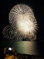 米子の夜空を彩った鮮やかな花火＝２０日、鳥取県米子市の米子港