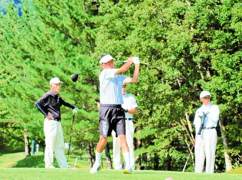 プレーを楽しむ参加者＝１６日、新温泉町切畑の湯村カンツリークラブ