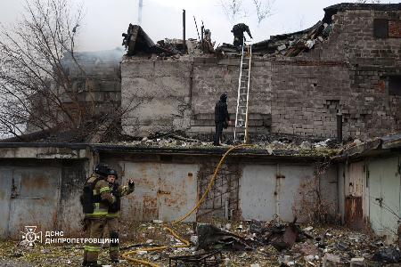 　２１日、ロシアのミサイル攻撃を受けたウクライナ東部ドニプロで活動する消防隊員（ウクライナ非常事態庁提供・ロイター＝共同）