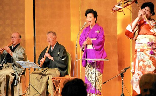 「鳥取しゃんしゃん傘踊り」を歌う佐藤さん（右から２人目）