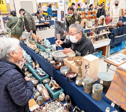 窯元と会話しながら器を探す来場者の姿があちこちに